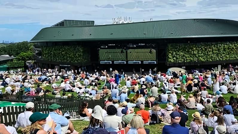 Torcedores que não conseguiram entrar para assistir aos jogos de Wimbledon tiveram que se contentar com telões