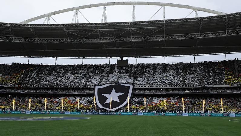 A torcida do Botafogo no estádio Nilton Santos, no Rio de Janeiro