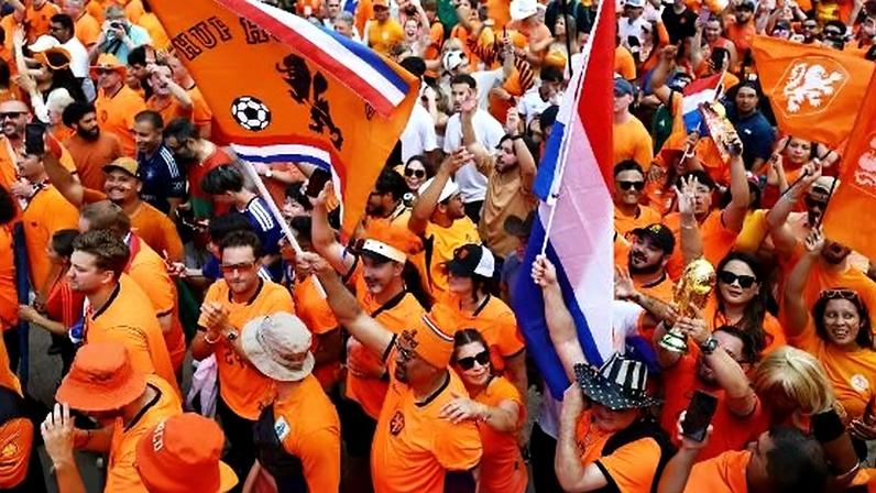 Torcida da Holanda antes do jogo contra o Japão na Copa do Mundo