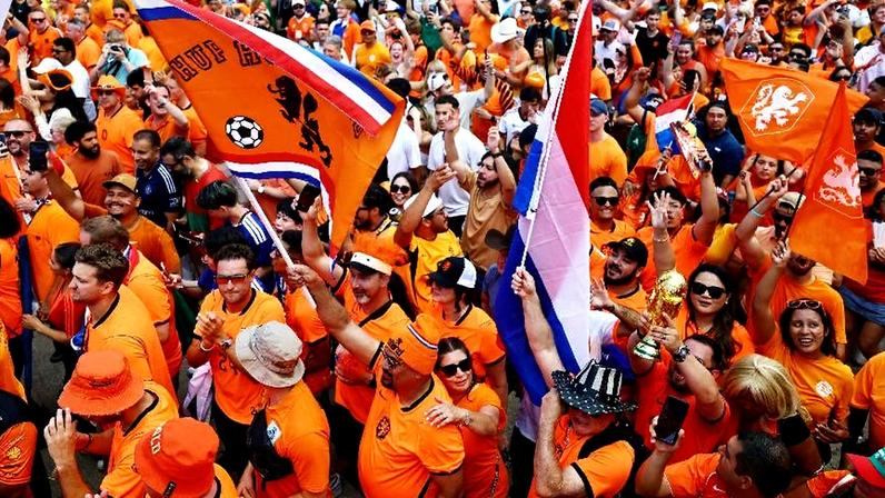 Torcida da Holanda antes do jogo contra o Japão, na Copa do Mundo