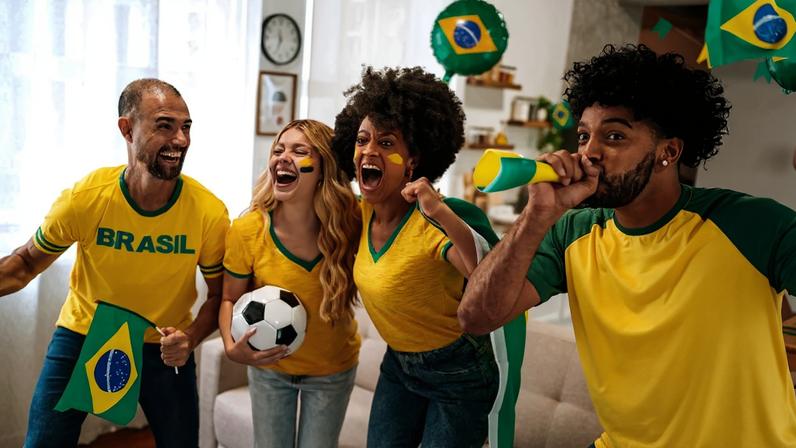 Foto colorida de grupos de torcedores do Brasil em jogos de futebol - Metrópoles