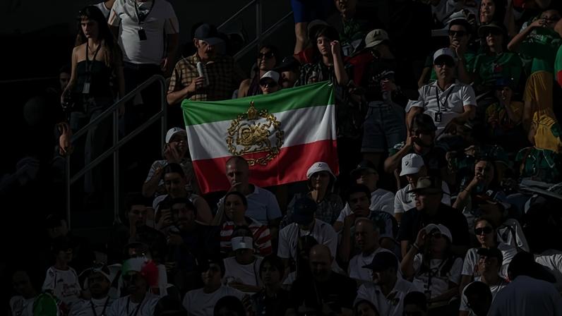 Torcida do Irã em Los Angeles, na estreia da seleção do país persa na Copa