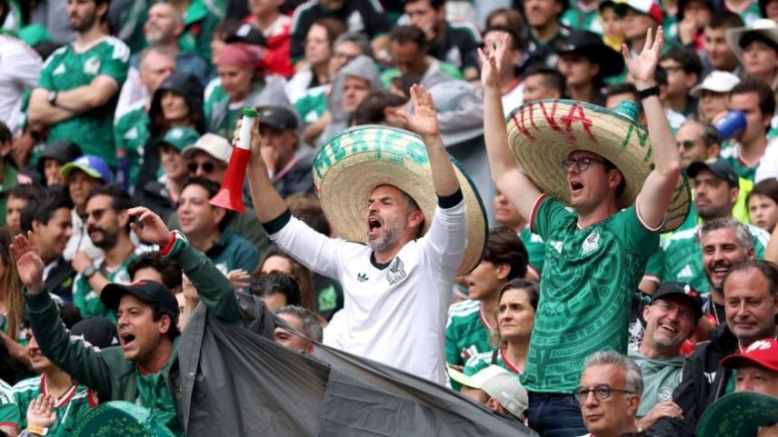 Torcedores do México comemoram a vitória da Seleção do país no primeiro jogo