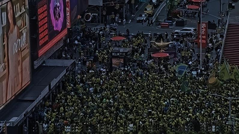 Torcedores brasileiros reunidos na Times Square antes da estreia do Brasil na Copa do Mundo