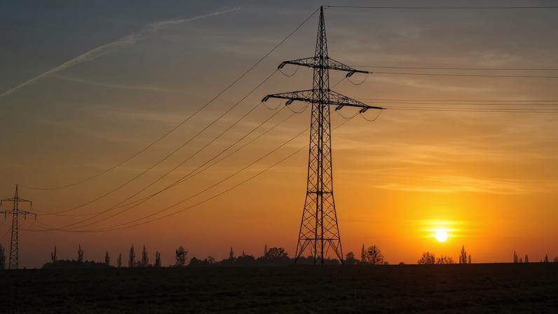 Trata-se de uma solução que combina segurança energética, racionalidade econômica e sustentabilidade, diz o articulista; na imagem, torres de energia