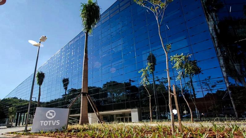 Fachada e logotipo atualizado da TOTVS — Foto: Foto: Divulgação/Foto: Divulgação