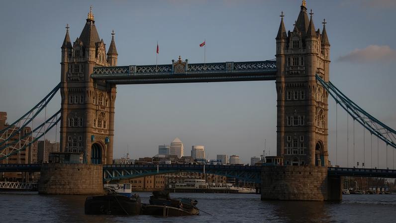 Preço médio da gasolina chegou a 157,4 pence por litro, maior nível desde novembro de 2022; inflação dos serviços subiu a 3,7%; na imagem, Tower Bridge, em Londres