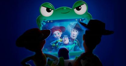 Jessie, Woody e Buzz disputam atenção de Bonnie com tablets em "Toy Story 5"