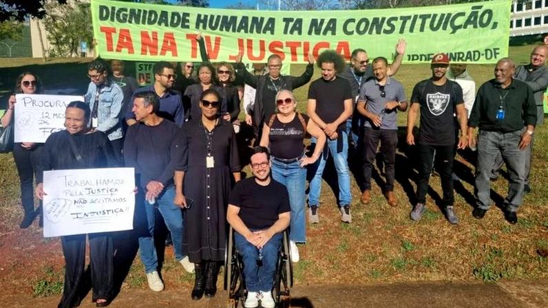 Na imagem, terceirizados da comunicação do STF em protesto