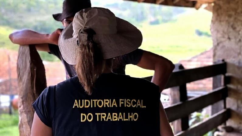 Foto colorida de auditora fiscal do trabalho conversando com um homem. Trabalho escravo - Metrópoles - fazendeiro