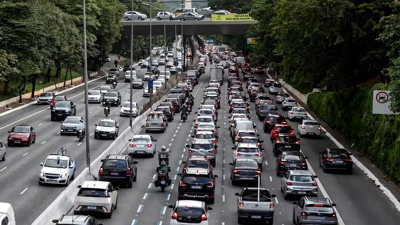 Carros com placas que terminam em 7, 8, 9 e 0 poderão rodar durante o feriado — Foto: Renato Durães/Autoesporte