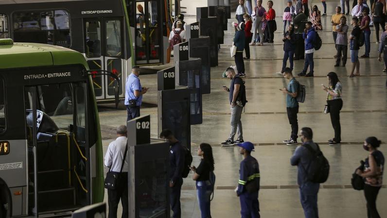 Brasília (DF), 09/08/2023 - Movimentação de passageiros e ônibus na Rodoviária do Plano Piloto. Nos dias 8 e 9 de agosto acontece, em Brasília, o 36º Seminário Nacional de Transporte Urbano, em que empresários, entidades de classe, especialistas e representantes de governo debatem as mudanças necessárias no setor. Foto: Marcelo Camargo/Agência Brasil