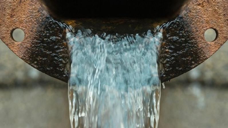 O cenário da agência Fitch considera que Aegea realize investimentos de R$ 22 bilhões entre 2026 e 2028