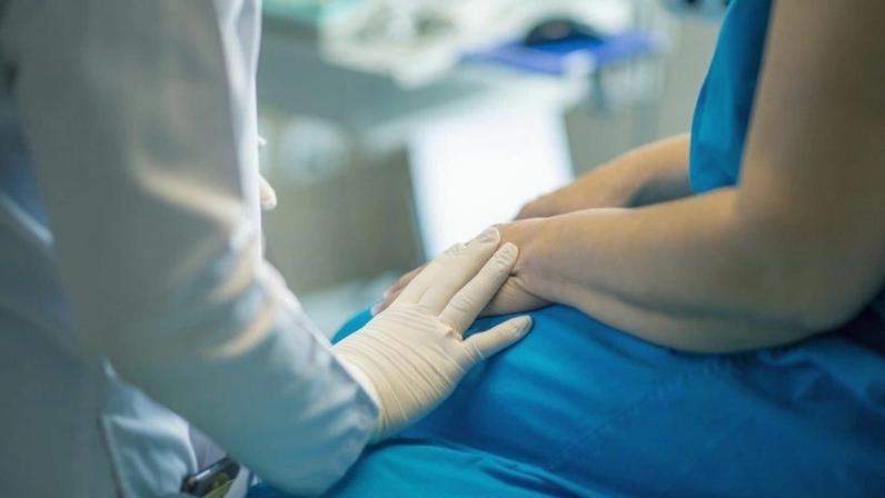 Planos médico-hospitalares chegam a 52,96 milhões de beneficiários em abril de 2026; na imagem, pessoa em consulta