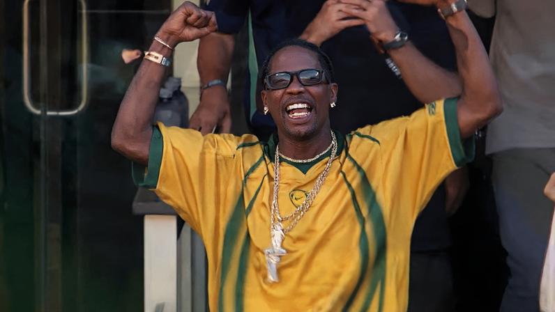 Travis Scott comemora gol marcado por Vini Jr, em Brasil x Marrocos, na Copa do Mundo