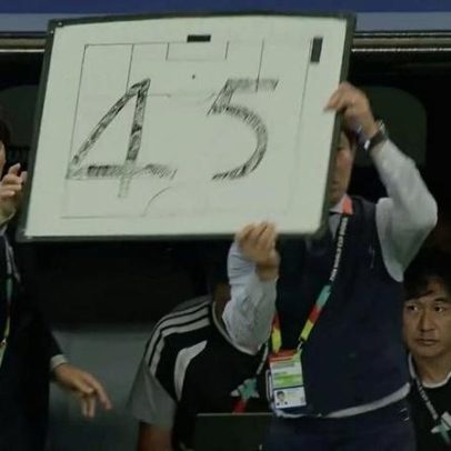 Técnico japonês improvisa placa para avisar tempo de jogo contra a Holanda
