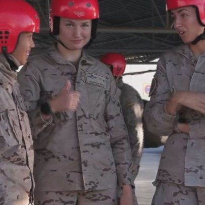 Princesa da Espanha completa treinamento militar de paraquedismo