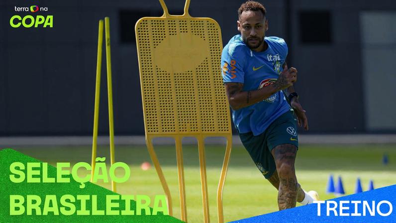 Jogadores treinam em campo na preparação para jogo contra Escócia