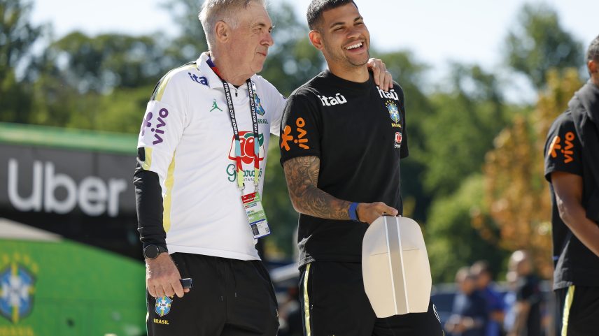 Carlo Ancelotti e Bruno Guimarães chegando para treino da Seleção — Foto: Rafael Ribeiro / CBF