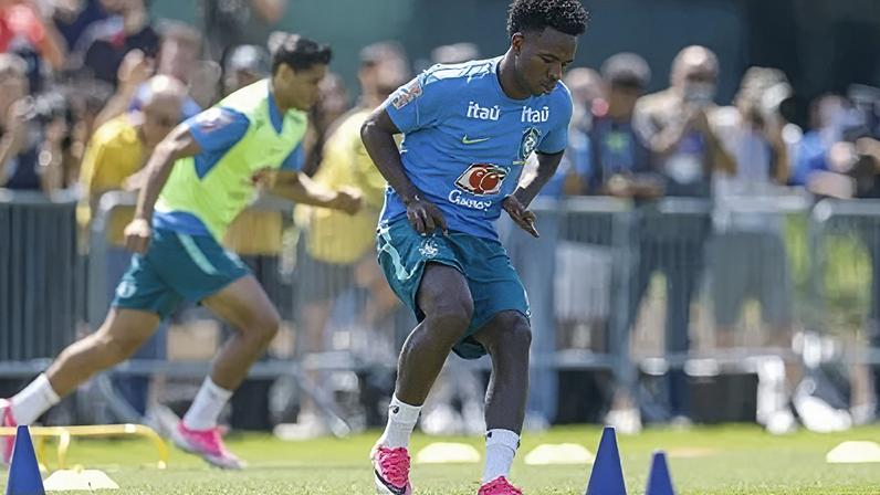 Vini Jr durante o treino da Seleção Brasileira