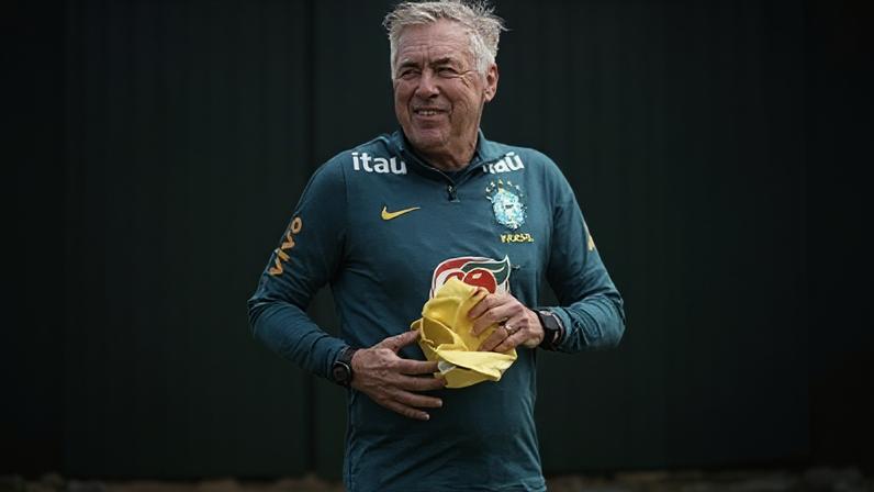 Carlo Ancelotti no comando do treino da Seleção Brasileira
