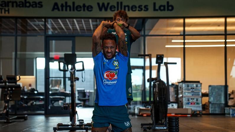 Neymar treinando em academia com profissionais da Seleção Brasileira