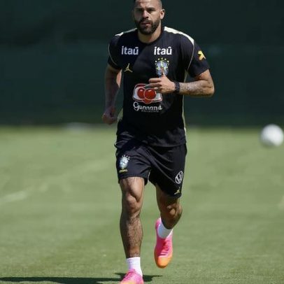 Neymar participa pela primeira vez de treino da seleção brasileira
