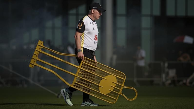 Carlo Ancelotti no treino do Brasil