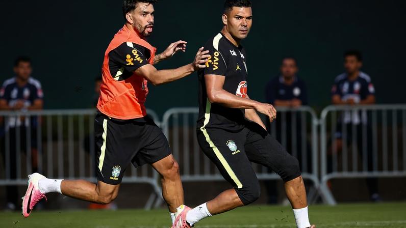 Lucas Paquetá e Casemiro durante treino da Seleção Brasileira em Nova Jersey