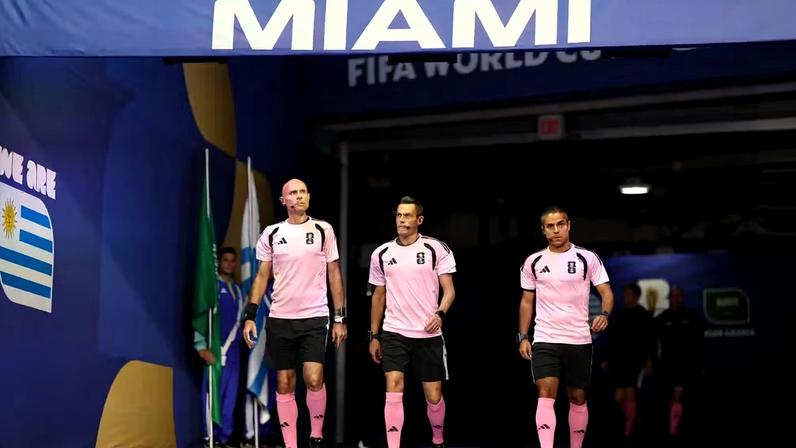 Flamingos e cadillacs: saiba motivo de uniforme rosa de arbitragem em Arábia Saudita x Uruguai — Foto: Getty Images