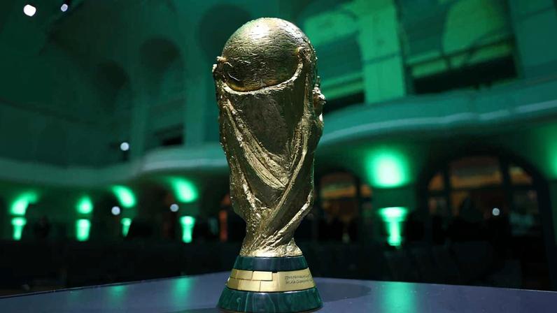 Imagem colorida do troféu da Copa do Mundo - Metrópoles