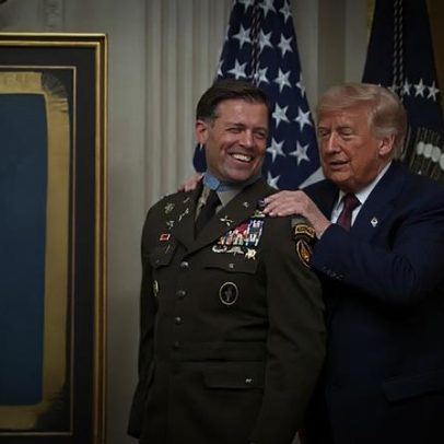 Trump se atrapalha ao entregar medalha a veterano de guerra