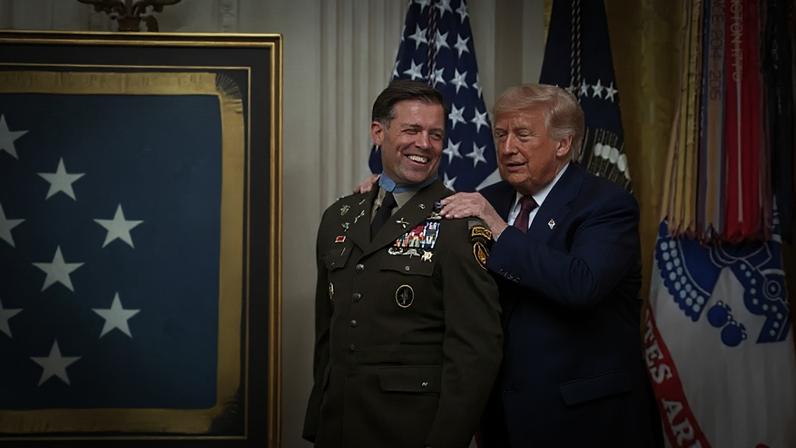 Trump se atrapalha ao entregar medalha a veterano de guerra