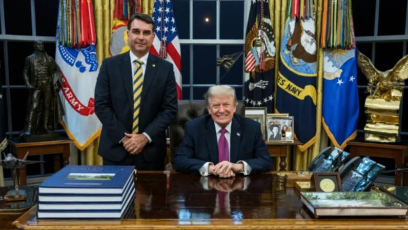 Flávio Bolsonaro posa ao lado de Donald Trump na Casa Branca