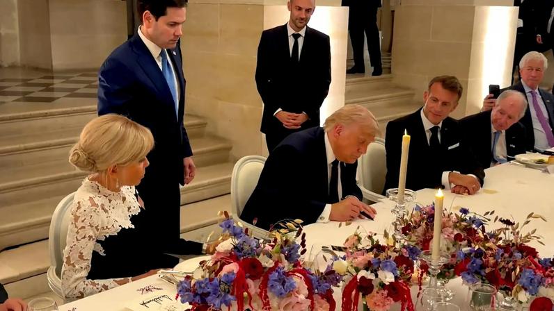 Momento em que o presidente Donald Trump assina na França o documento que encerra a guerra com o Irã. (Foto: @Scavino47/EFE)