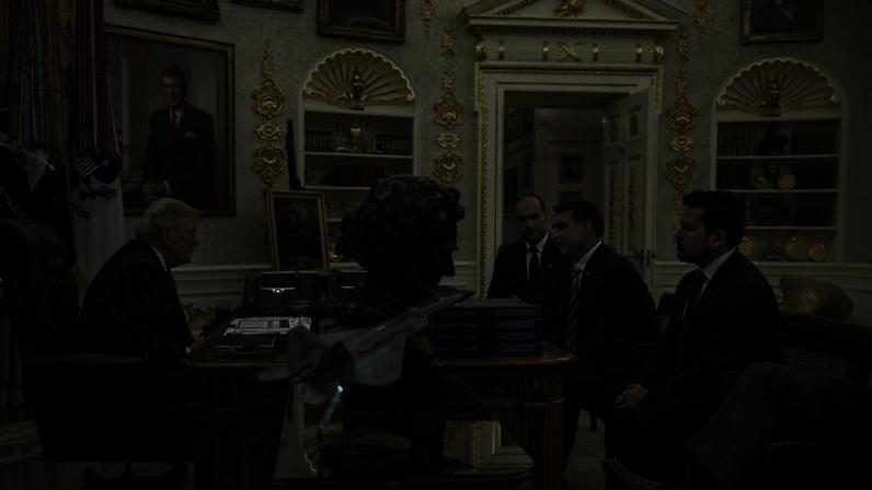 Reunião do senador Flávio Bolsonaro com o presidente Donald Trump, na Casa Branca; o ex-deputado Eduardo Bolsonaro (à dir. de Flávio) e o blogueiro Paulo Figueiredo participam do encontro — Foto: Reprodução/Truth Social - Donald Trump