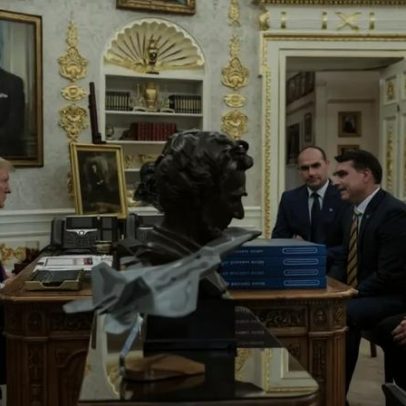 Trump posta foto com Flávio Bolsonaro em meio a tensão comercial