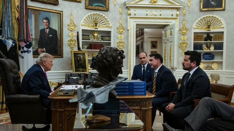 O presidente dos EUA, Donald Trump, conversa com Flávio Bolsonaro na Casa Branca. — Foto: Divulgação/ Truth Social