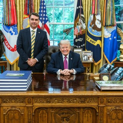 Trump posta foto de encontro com Flávio Bolsonaro em dia de tarifaço