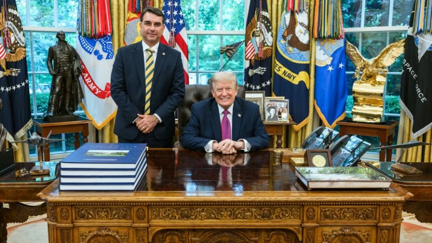 Trump ao lado de Flávio Bolsonaro — Foto: Reprodução/Truth Social
