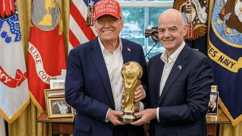 Donald e “Johnny”, como Trump se refere ao colega da Fifa, uniram o pior dos EUA e o pior da Fifa nesta tripla Copa gigante, diz o articulista; na imagem, o presidente dos EUA, Donald Trump (à esq.), e o presidente da Fifa, Gianni Infantino (à dir.)