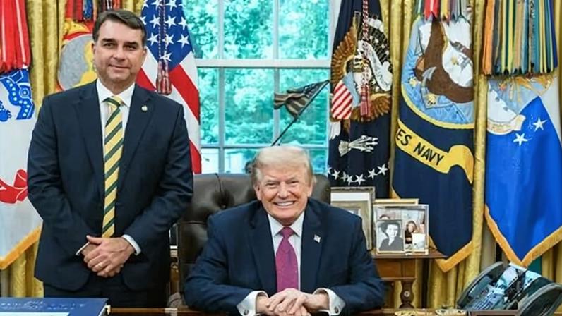 Flávio Bolsonaro em foto com Donald Trump