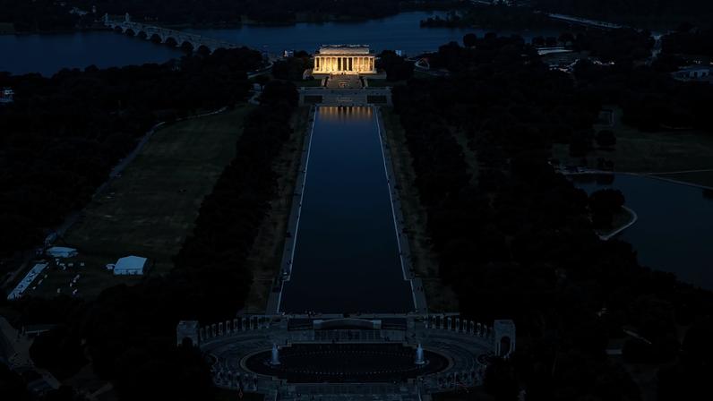 O espelho d’água do Memorial Lincoln, recém-reformado e tomado novamente por algas, em Washington, nos Estados Unidos. (Foto: JIM LO SCALZO/EFE/EPA)