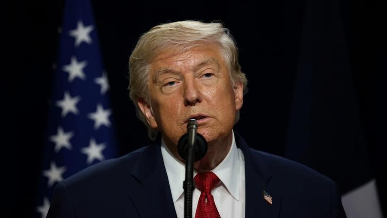 O presidente Donald Trump durante coletiva na França. (Foto: YOAN VALAT/EFE/EPA)