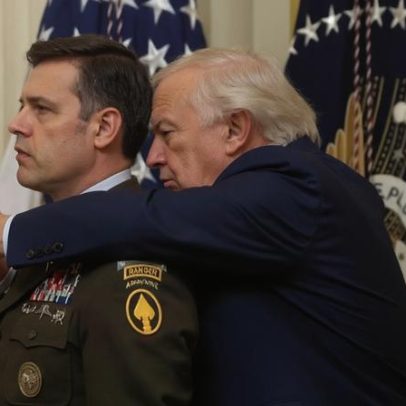 Trump se atrapalha ao colocar medalha em veterano de guerra dos EUA