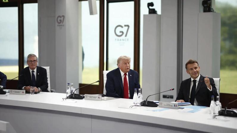 Trump na cúpula do G7 na França, ao lado do premiê britânico, Keir Starmer, e do presidente francês, Emmanuel Macron (Foto: EFE/EPA/YOAN VALAT)