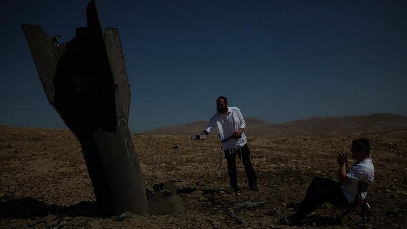 Míssil do Irã perto de assentamento judaico na Cisjordânia, após o ataque desta segunda-feira (8) (Foto: ABIR SULTAN/EFE/EPA)