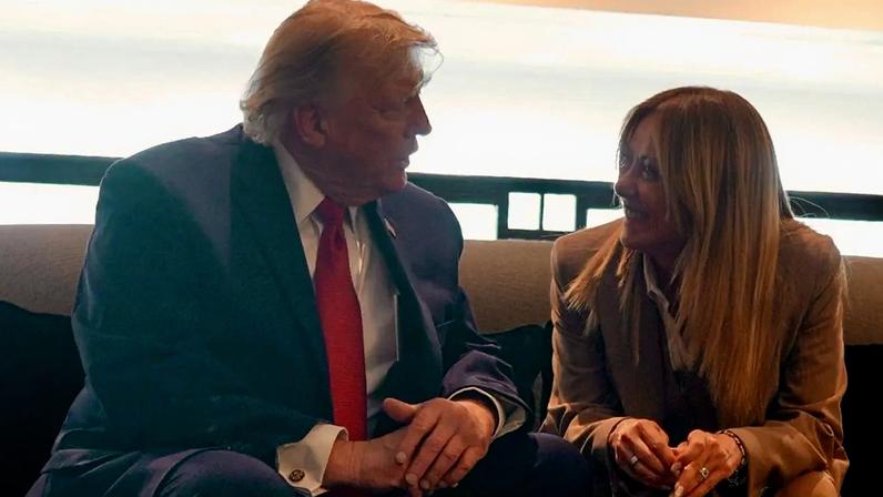 O presidente dos EUA, Donald Trump, e a primeira-ministra da Itália, Giorgia Meloni, durante a cúpula dos líderes do G7, realizada na França esta semana (Foto: Palazzo Chigi/EFE)