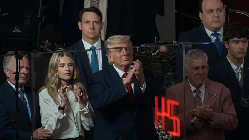 O presidente dos Estados Unidos, Donald Trump, em camarote no ginásio Madison Square Garden, em Nova York, na noite de segunda-feira (8) (Foto: Ángel Colmenares/EFE)