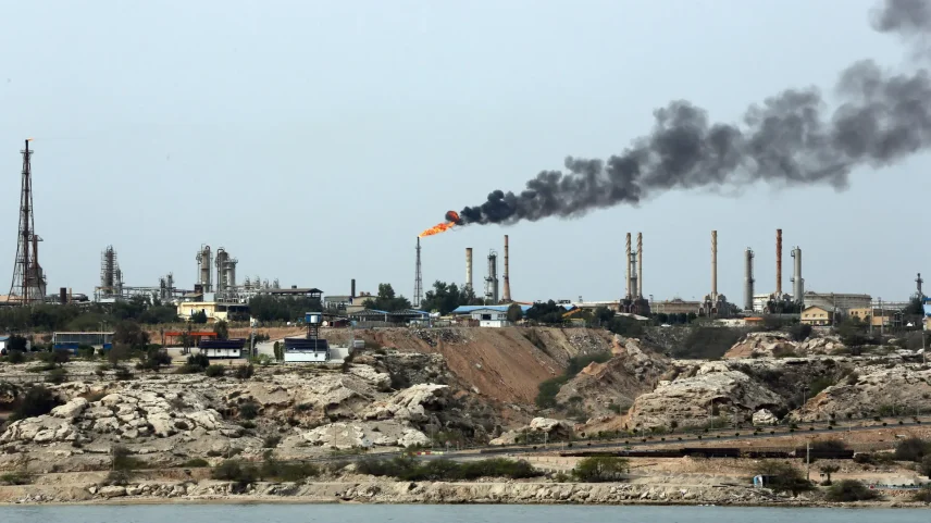 Imagem de arquivo da Ilha de Kharg, por onde passam 90% das exportações de petróleo do Irã (Foto: Abedin Taherkenareh/EFE)
